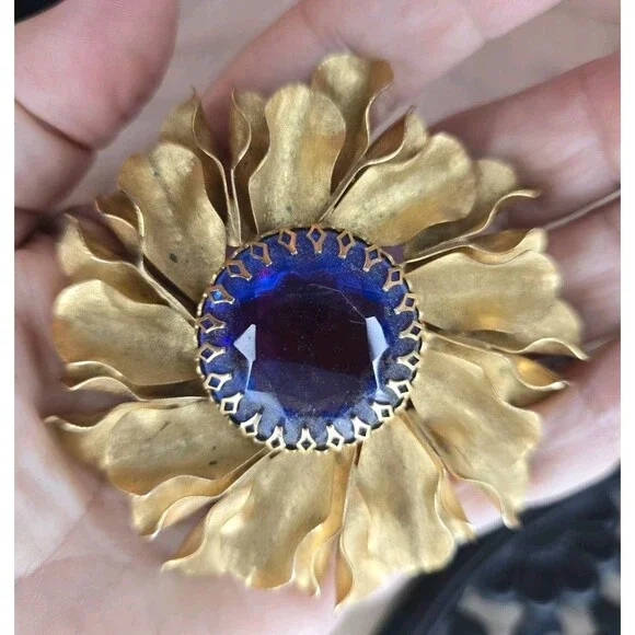 Vintage Style Gold Tone Flower Brooch Purple Blue Faceted Center Statement #351 - Picture 7 of 10
